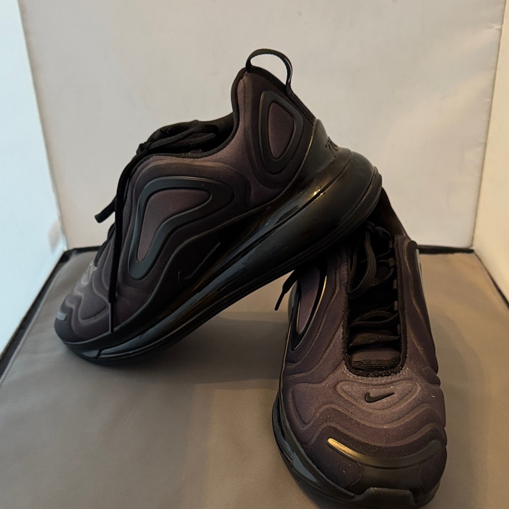 Nike Boys Black and Gray Sneakers size 4.5‎